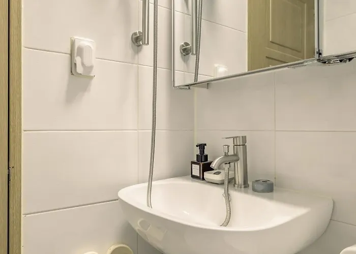 Cozy Sienna - Warm Family Near Subway Line 2